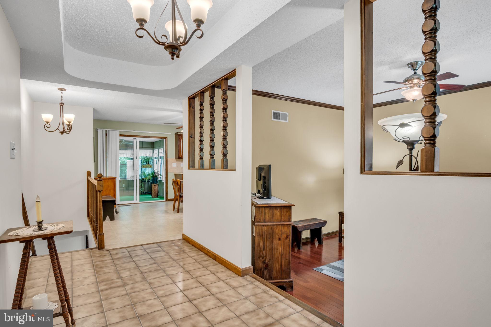 350 Poplar Road Dillsburg, PA 17019 - Photo 5 of 44 Inviting entryway with warm tones.