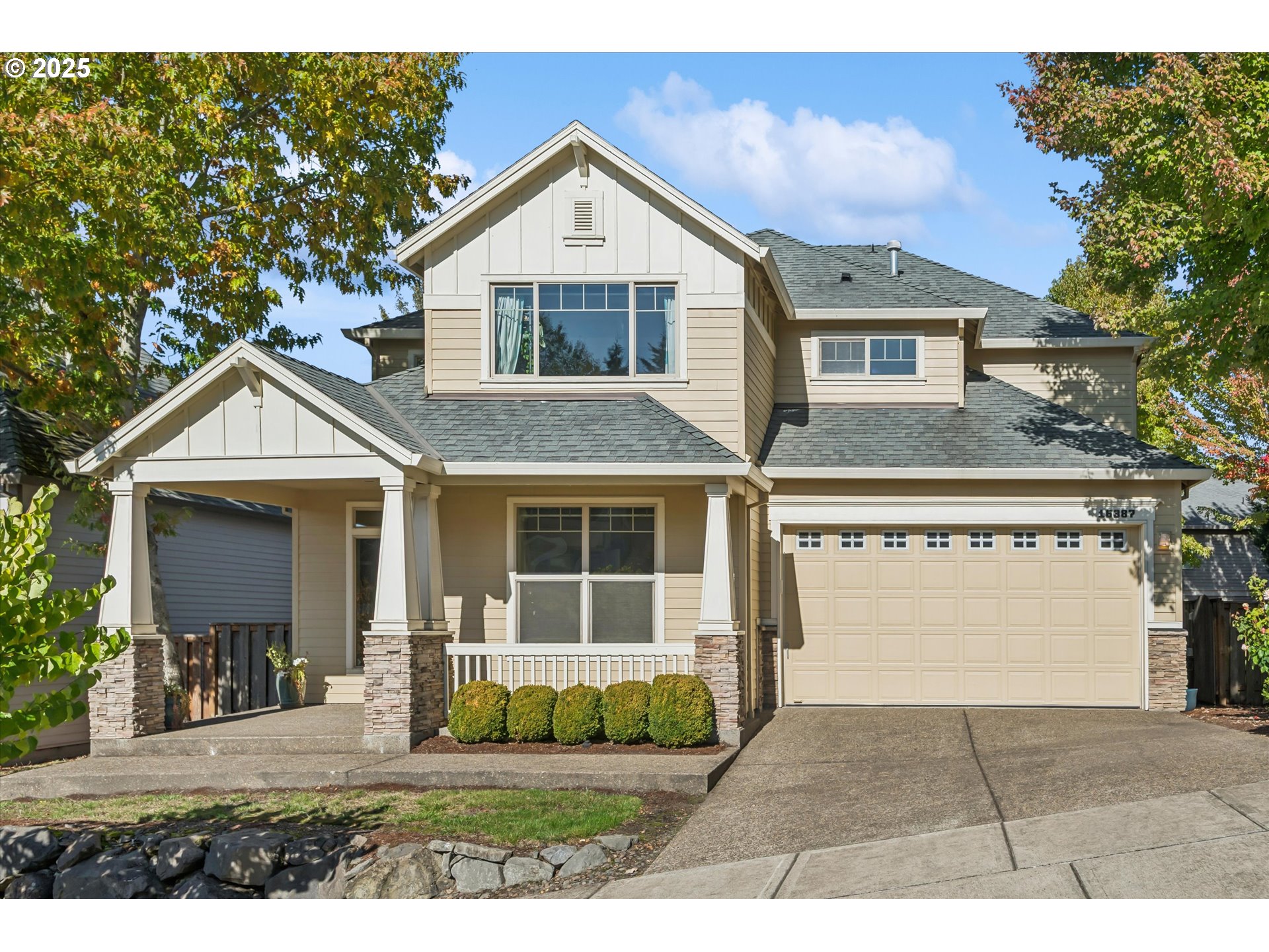 a view of front of a house with a yard