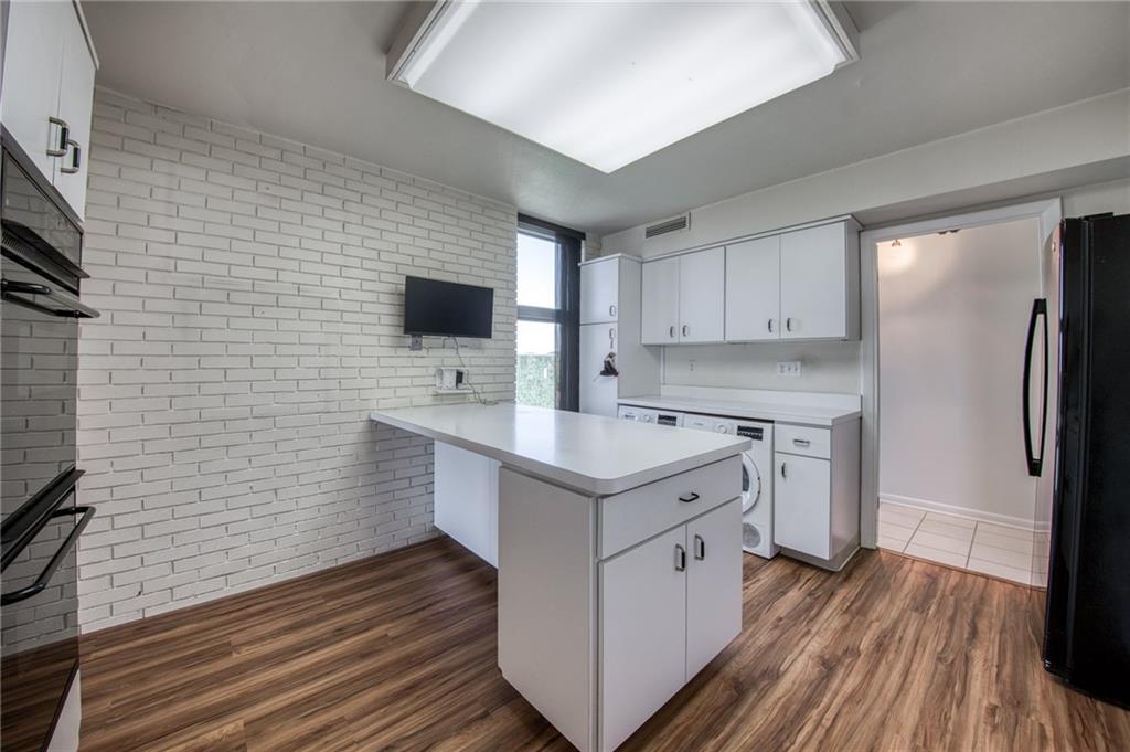 552 North Neville Street, Unit PH2 Pittsburgh, PA 15213 - Photo 11 of 42 a kitchen with a sink stove and refrigerator