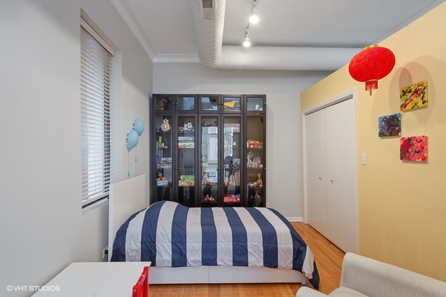 1016 West Madison Street, Unit 3S Chicago, IL 60607 - Photo 18 of 22 a very nice looking room with a large window