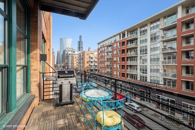 1016 West Madison Street, Unit 3S Chicago, IL 60607 - Photo 21 of 22 a city view with tall buildings