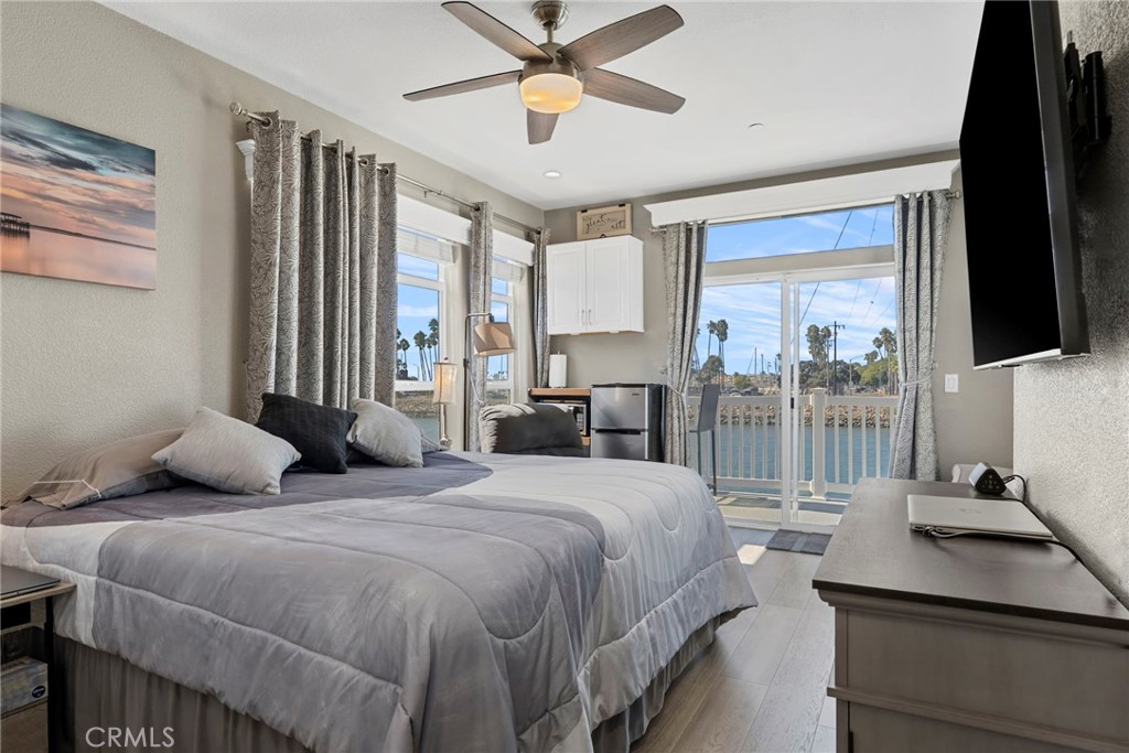 48 Riversea Road Seal Beach, CA 90740 - Photo 29 of 34 a bedroom with a bed and a flat tv screen on dresser