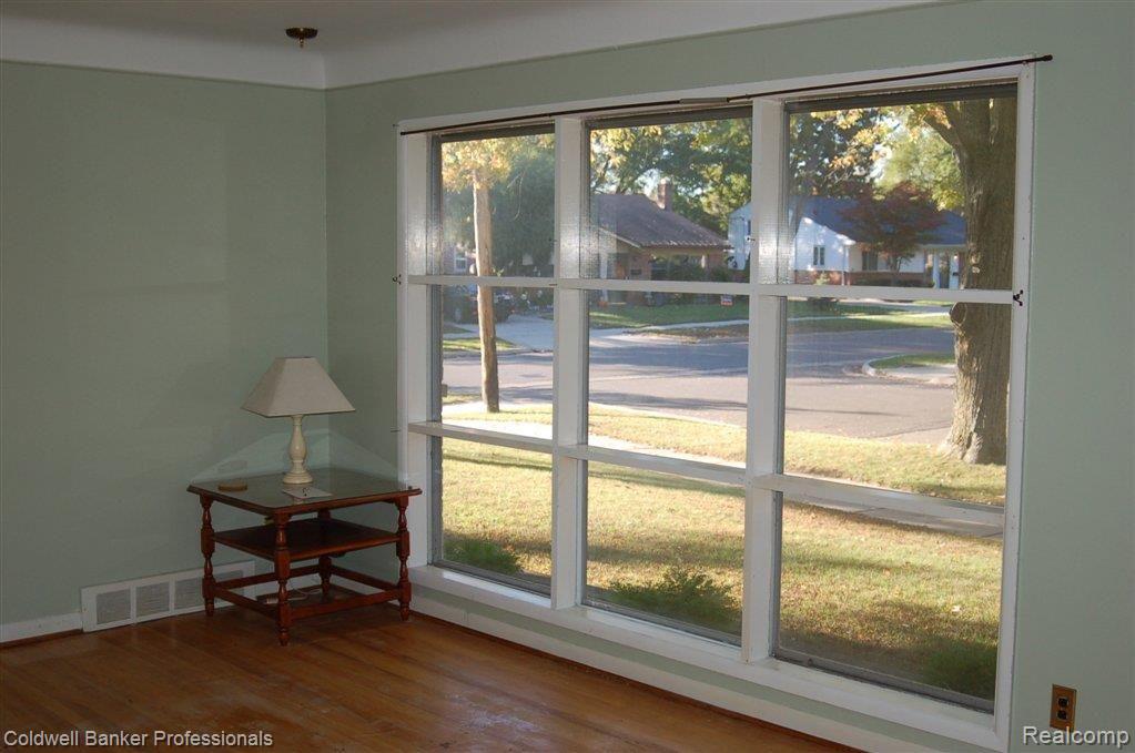 1206 Maple Drive Rochester, MI 48307 - Photo 4 of 17 Beautiful Picture Window