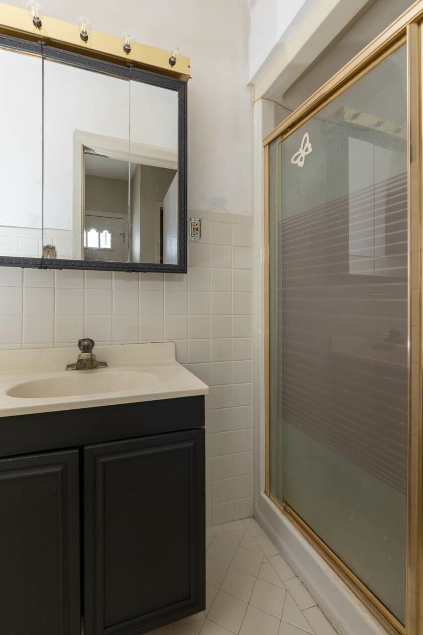 7401 Randy Road Machesney Park, IL 61115 - Photo 19 of 27 a bathroom with a sink a mirror and a shower