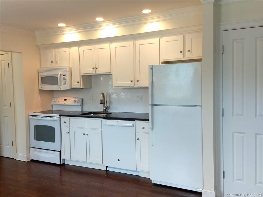 391 Reef Road, Unit 1A Fairfield, CT 06824 - Photo 5 of 18