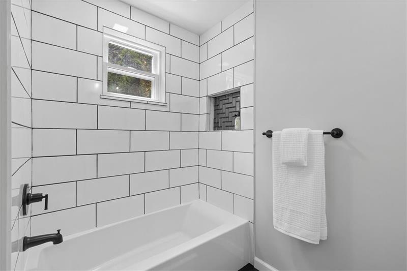 208 Washington Road Pittsburgh, PA 15221 - Photo 27 of 41 Hall Bathroom