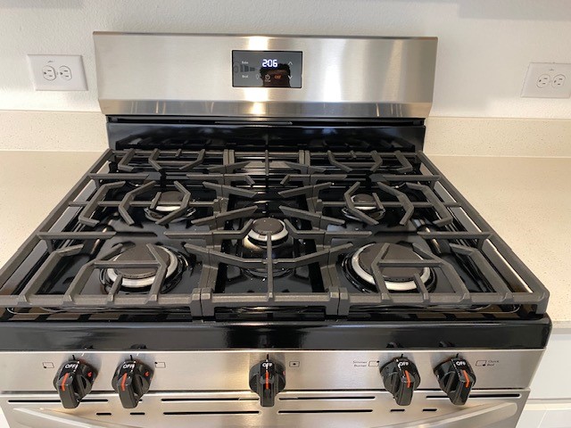 5283 Israel Grace Way Houston, TX 77048 - Photo 11 of 27 Stove is gas