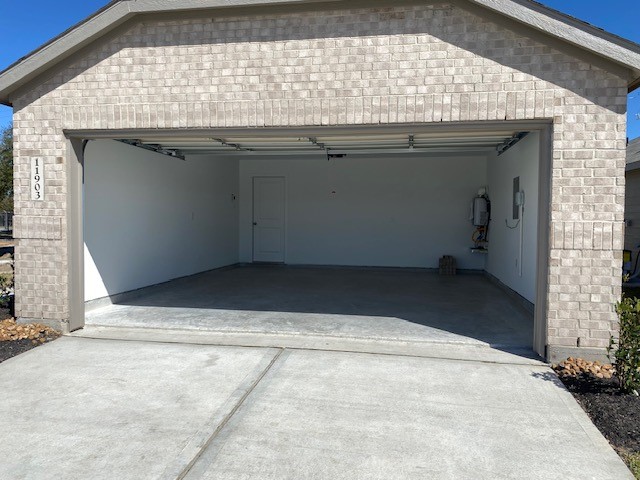 5283 Israel Grace Way Houston, TX 77048 - Photo 25 of 27 Large 2-car garage