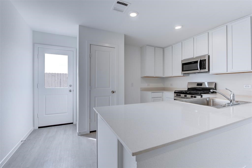 5283 Israel Grace Way Houston, TX 77048 - Photo 9 of 27