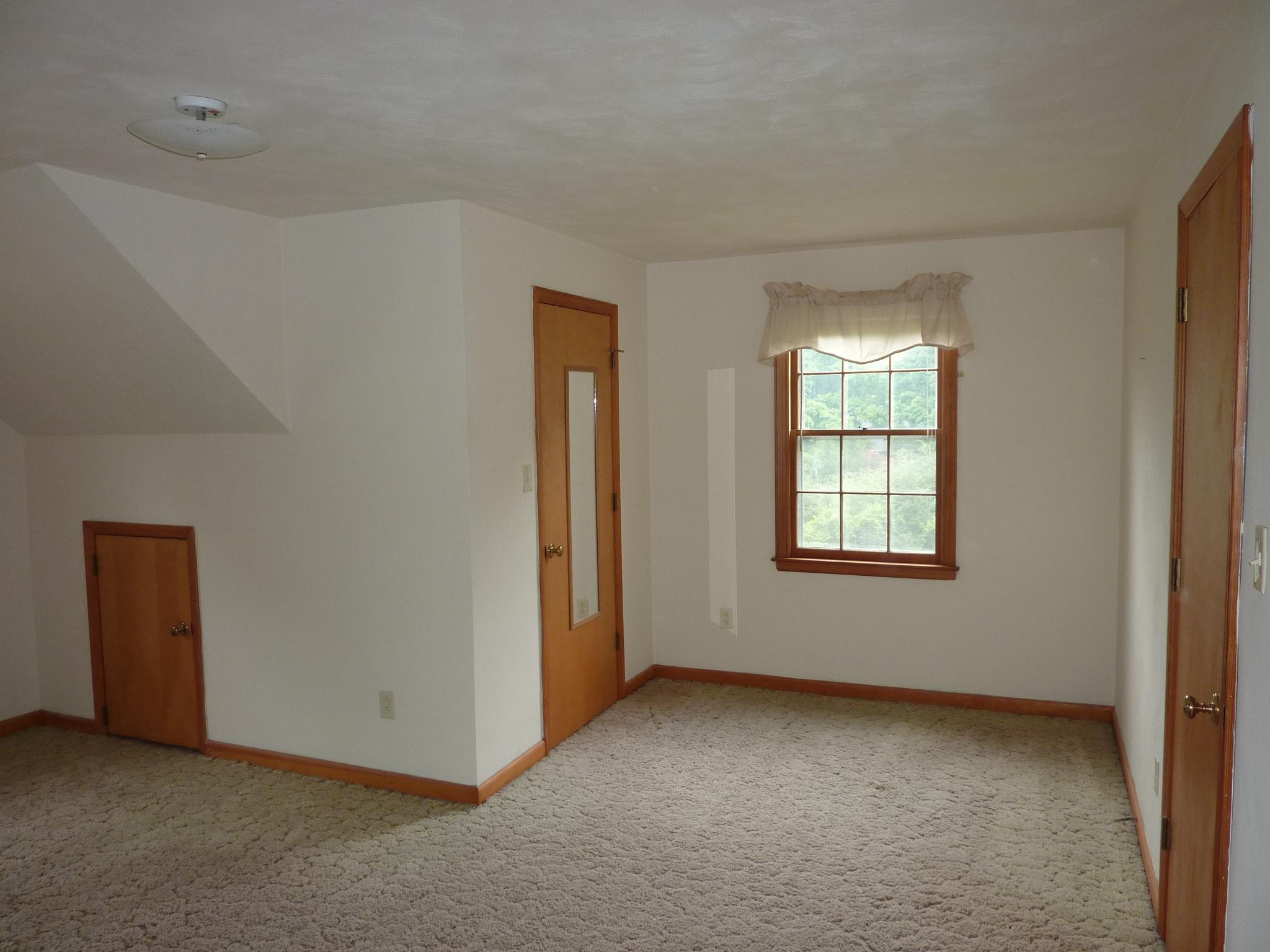 557 Dillard Road Southwest Roanoke, VA 24014 - Photo 11 of 18 Upper Bedroom