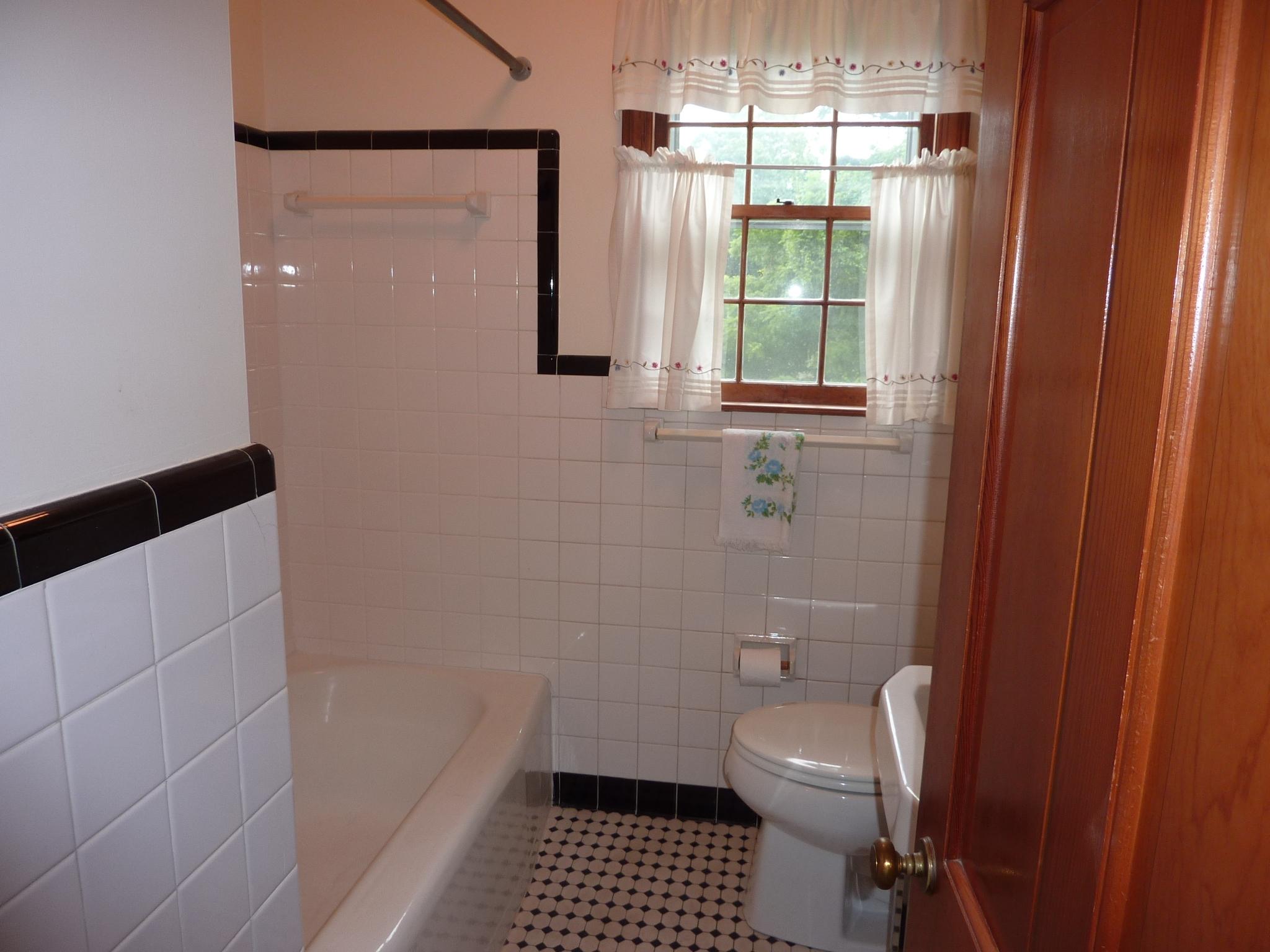 557 Dillard Road Southwest Roanoke, VA 24014 - Photo 6 of 18 First Floor Bath
