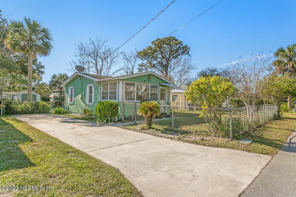 60 Jackson Road Atlantic Beach, FL 32233 - Photo 38 of 42 a front view of a house with garden
