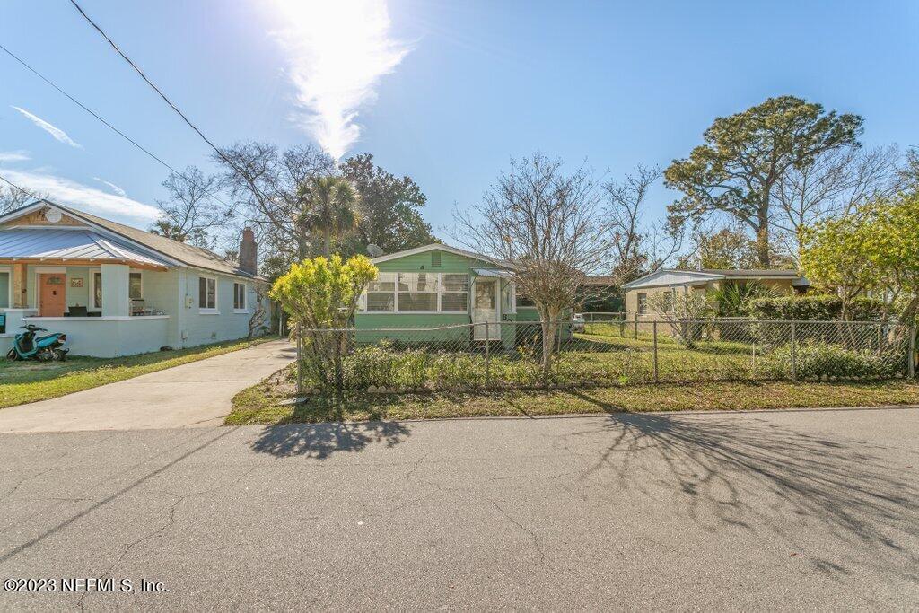 60 Jackson Road Atlantic Beach, FL 32233 - Photo 39 of 42 a front view of a house with garden