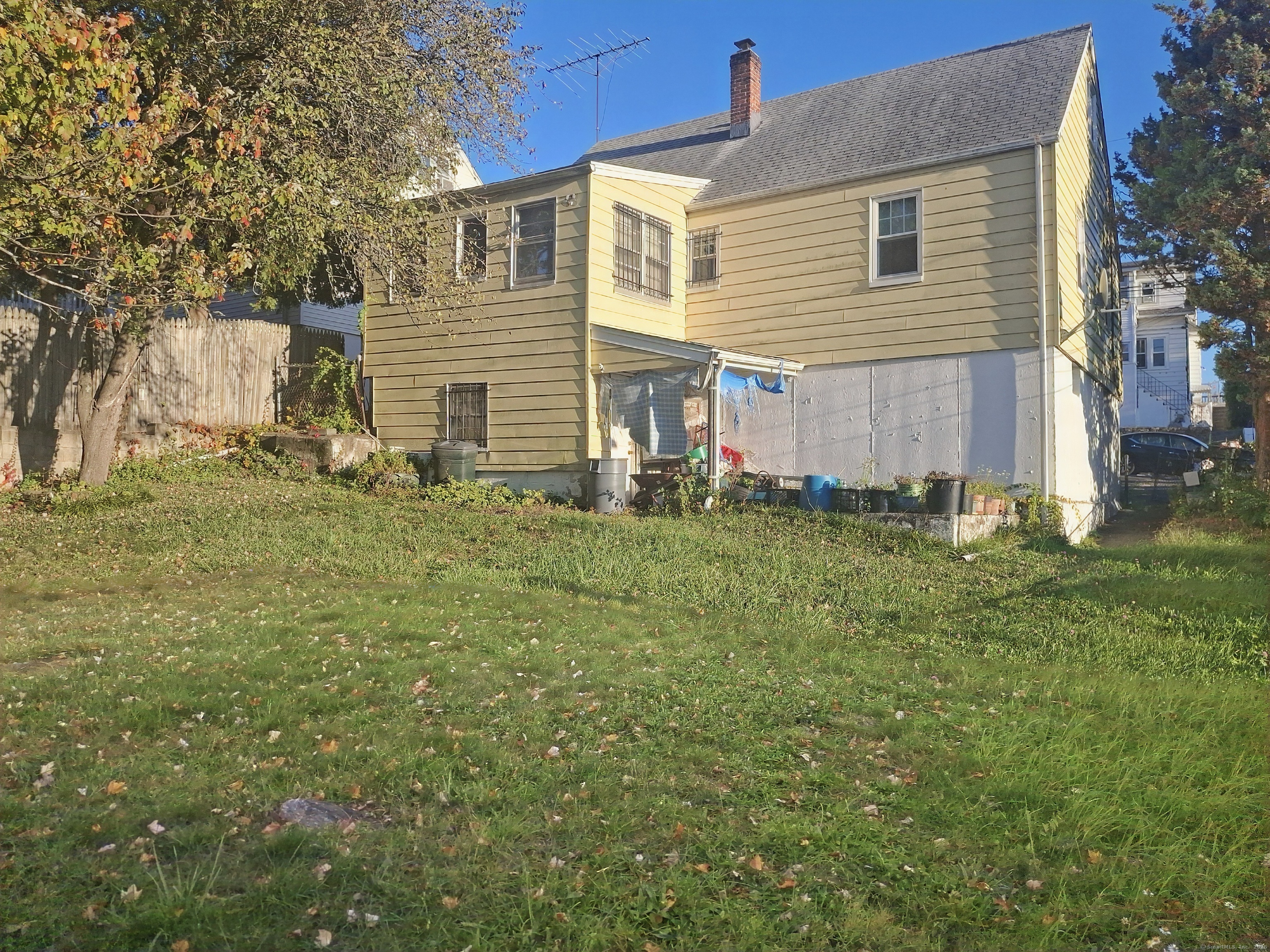 114 Oxford Street Bridgeport, CT 06606 - Photo 6 of 8 a view of a house with a yard