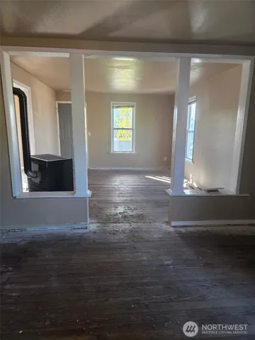 a view of empty room with window