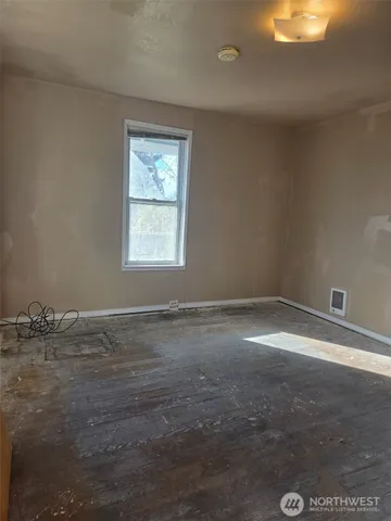 a view of empty room with window