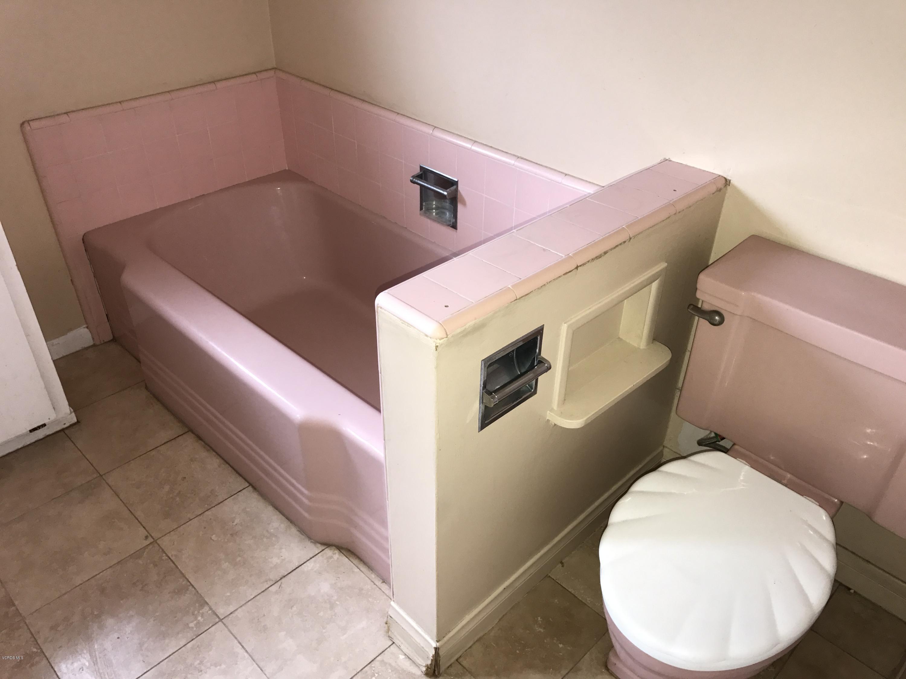 1660 Teal Club Road Oxnard, CA 93030 - Photo 6 of 18 a bathroom with a toilet and a sink