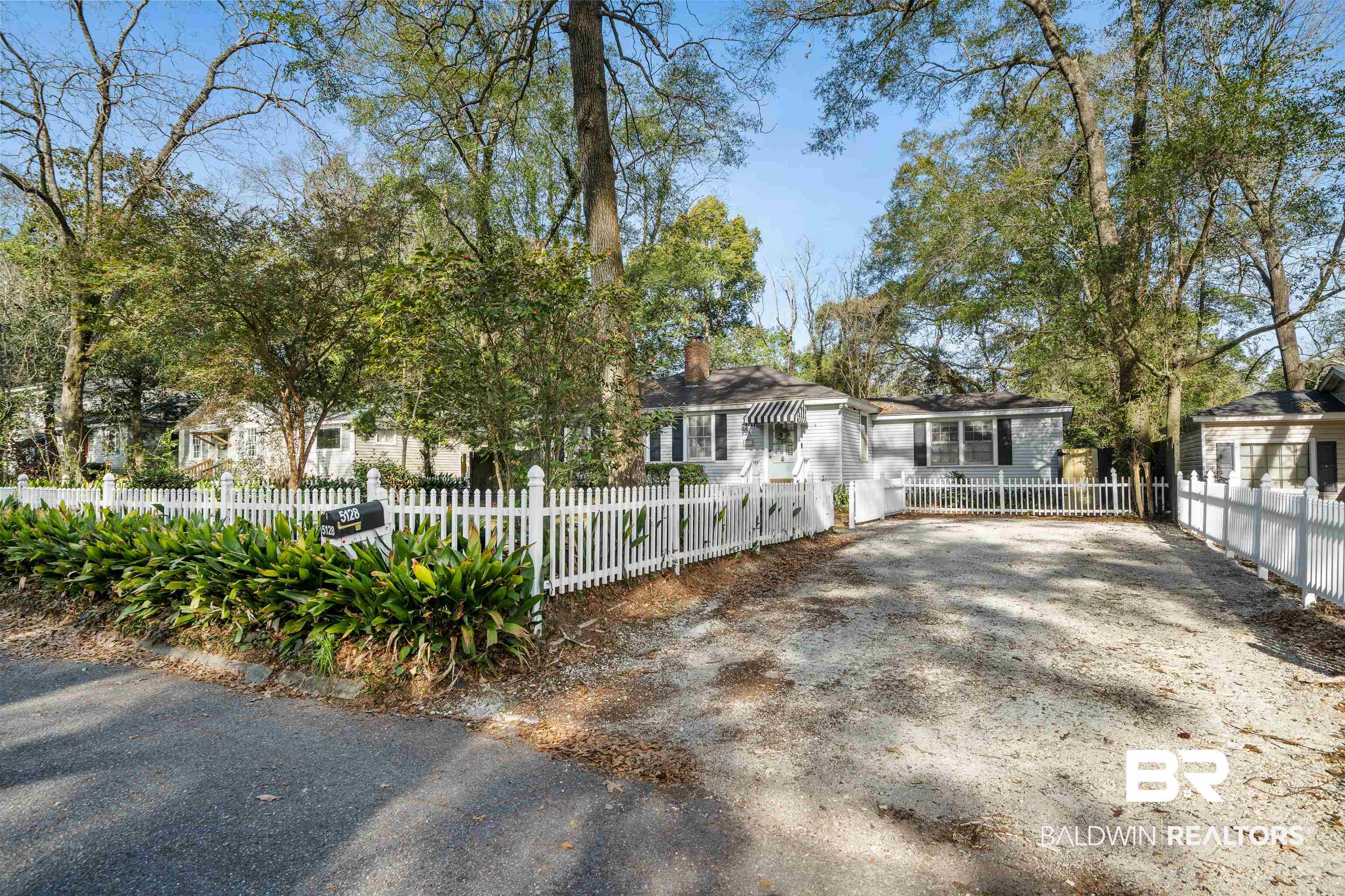 5128 Norton Lane Mobile, AL 36608 - Photo 4 of 32 Fenced in yard
