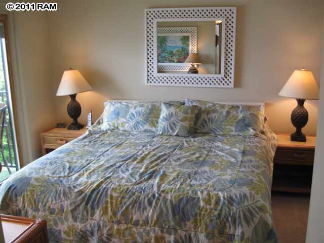 4401 Lower Honoapiilani Road, Unit A604 Lahaina, HI 96761 - Photo 12 of 29 a bedroom with a bed and a lamp