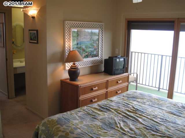 4401 Lower Honoapiilani Road, Unit A604 Lahaina, HI 96761 - Photo 13 of 29 a bedroom with a bed and a dresser