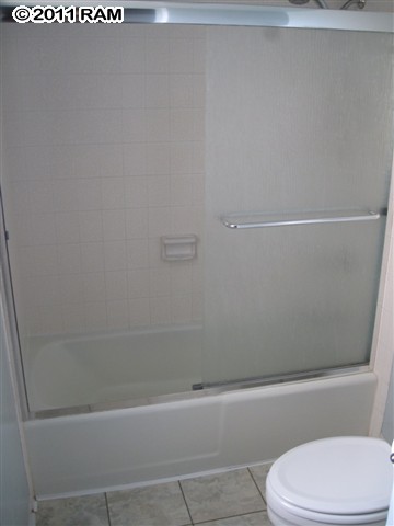4401 Lower Honoapiilani Road, Unit A604 Lahaina, HI 96761 - Photo 23 of 29 a bathroom with a toilet and a bathtub
