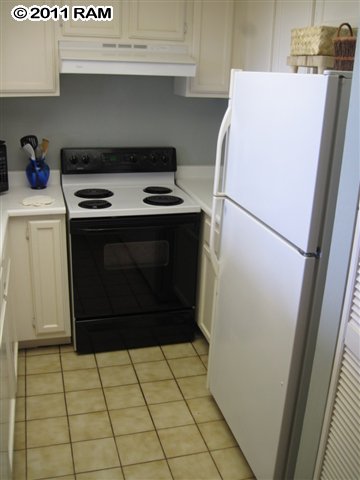 4401 Lower Honoapiilani Road, Unit A604 Lahaina, HI 96761 - Photo 10 of 29 a utility room with washer and dryer