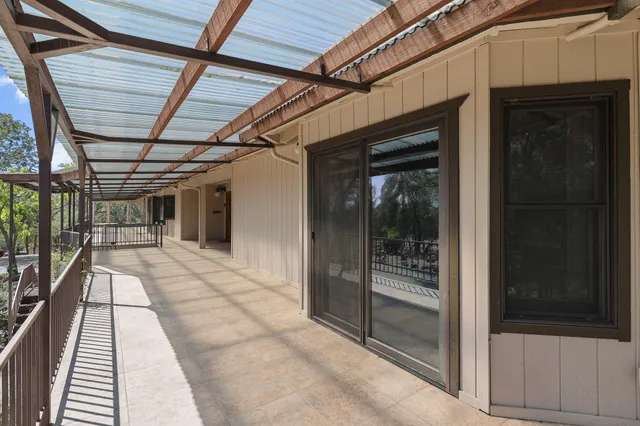 a view of a house with backyard and trees