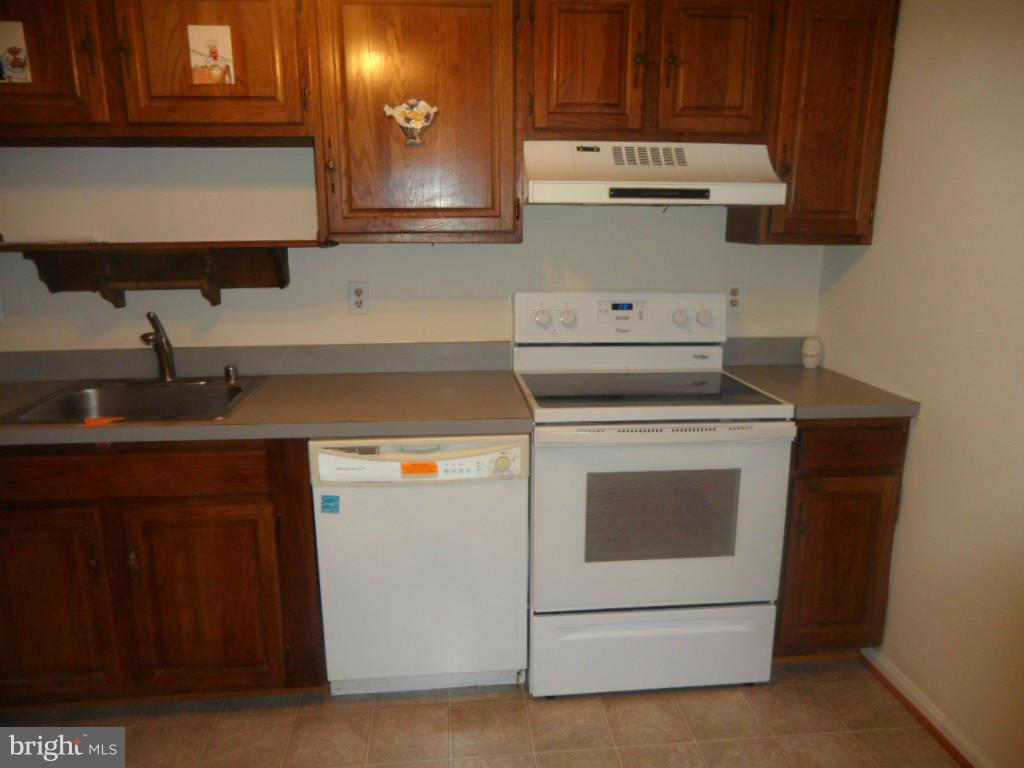 9896 Whiskey Run Laurel, MD 20723 - Photo 5 of 12 a kitchen with a stove and a microwave