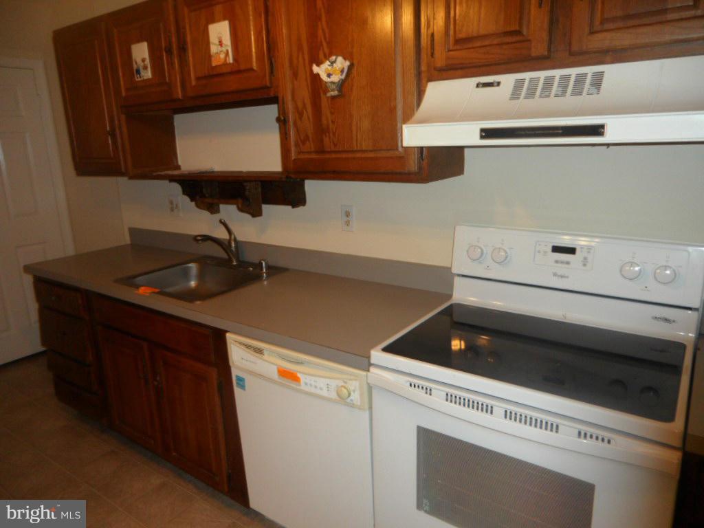 9896 Whiskey Run Laurel, MD 20723 - Photo 6 of 12 a kitchen with a stove and a microwave