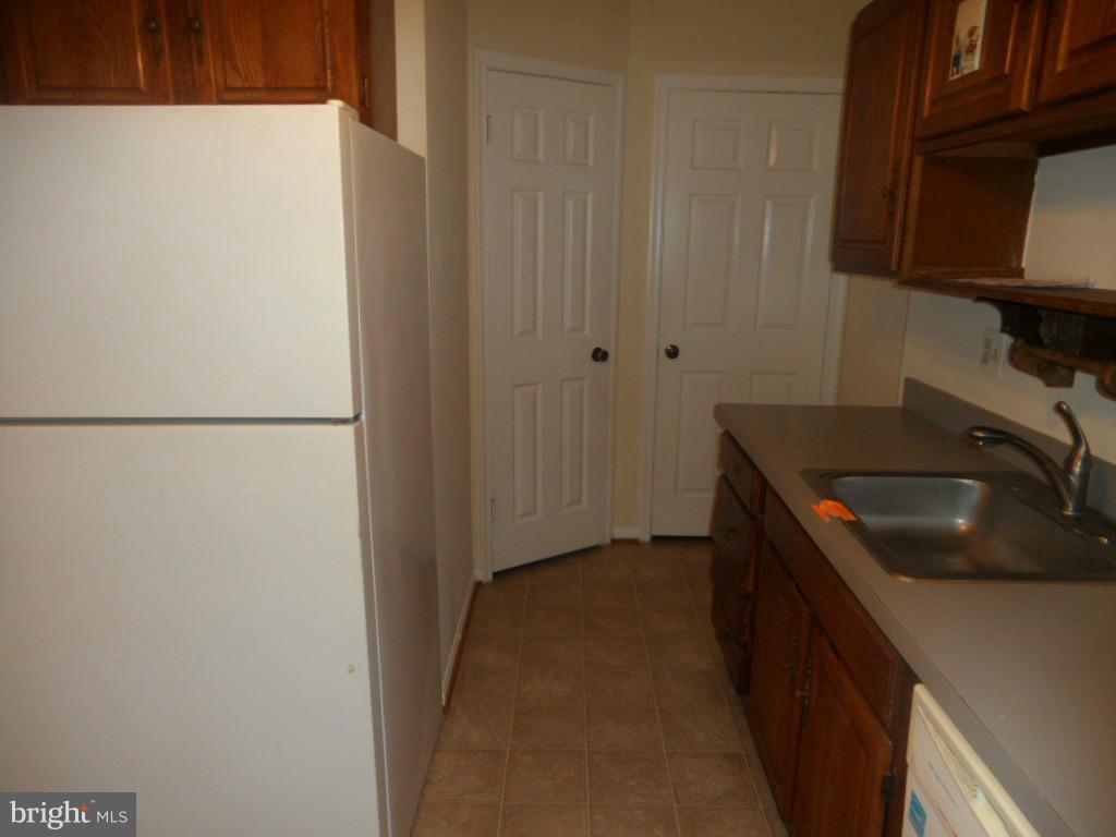 9896 Whiskey Run Laurel, MD 20723 - Photo 10 of 12 a kitchen with a sink and a refrigerator