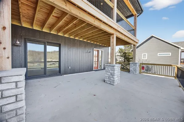 $1,093,000 | 573 Arrowridge Lane, Roach, MO 65787