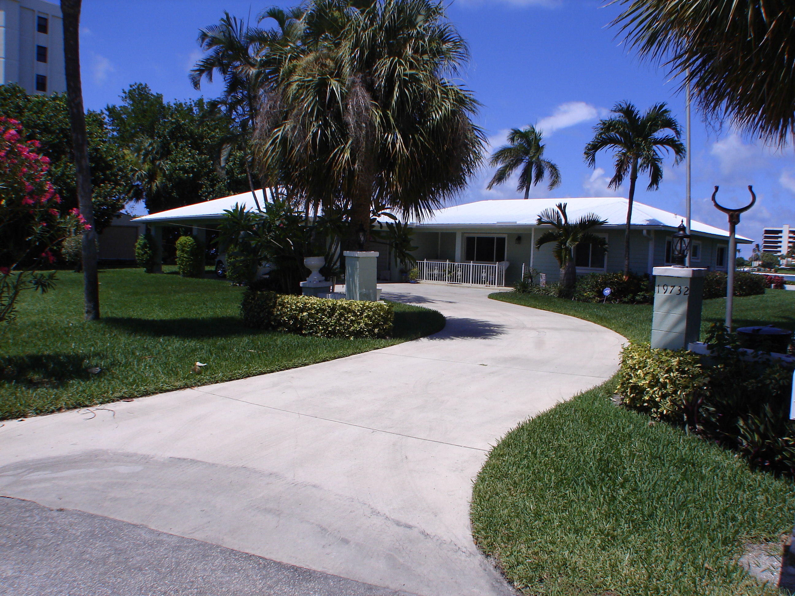 19732 Harbor Road North Jupiter, FL 33469 - Photo 7 of 17 CBS Newer Mental Roof