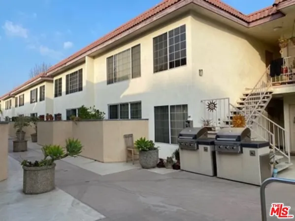 $2,725 | 18640 Collins Street, Unit 216, Tarzana, CA 91356