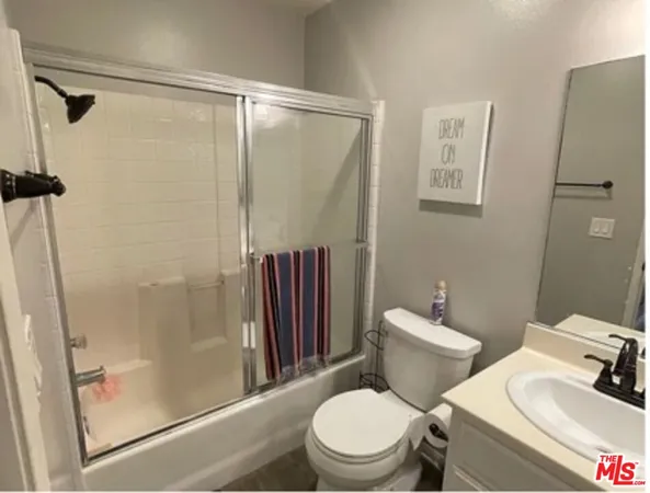 $2,575 | 18640 Collins Street, Unit 216, Tarzana, CA 91356