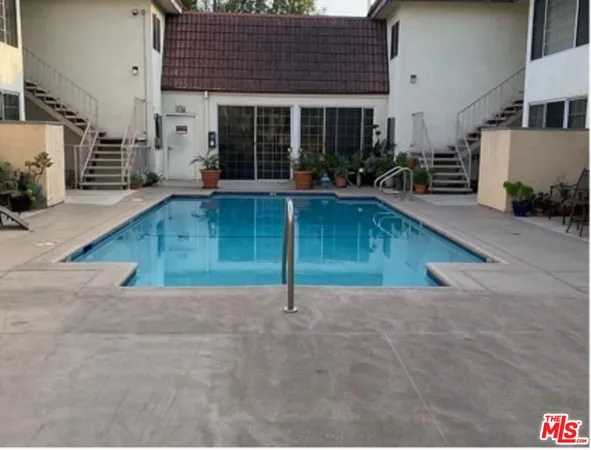 $2,575 | 18640 Collins Street, Unit 216, Tarzana, CA 91356