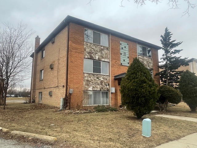 3901 West 124th Street, Unit 2E Alsip, IL 60803 - Photo 2 of 13 a front view of a house with a yard