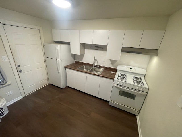 3901 West 124th Street, Unit 2E Alsip, IL 60803 - Photo 7 of 13 a kitchen with a stove and a refrigerator
