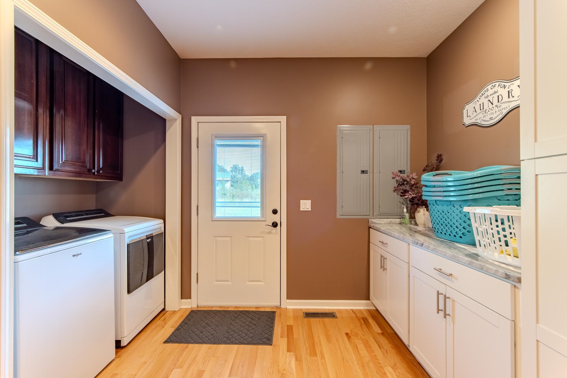 2705 Oak Grove Road Savannah, TN 38372 - Photo 31 of 40 a kitchen with granite countertop a stove and a wooden floors