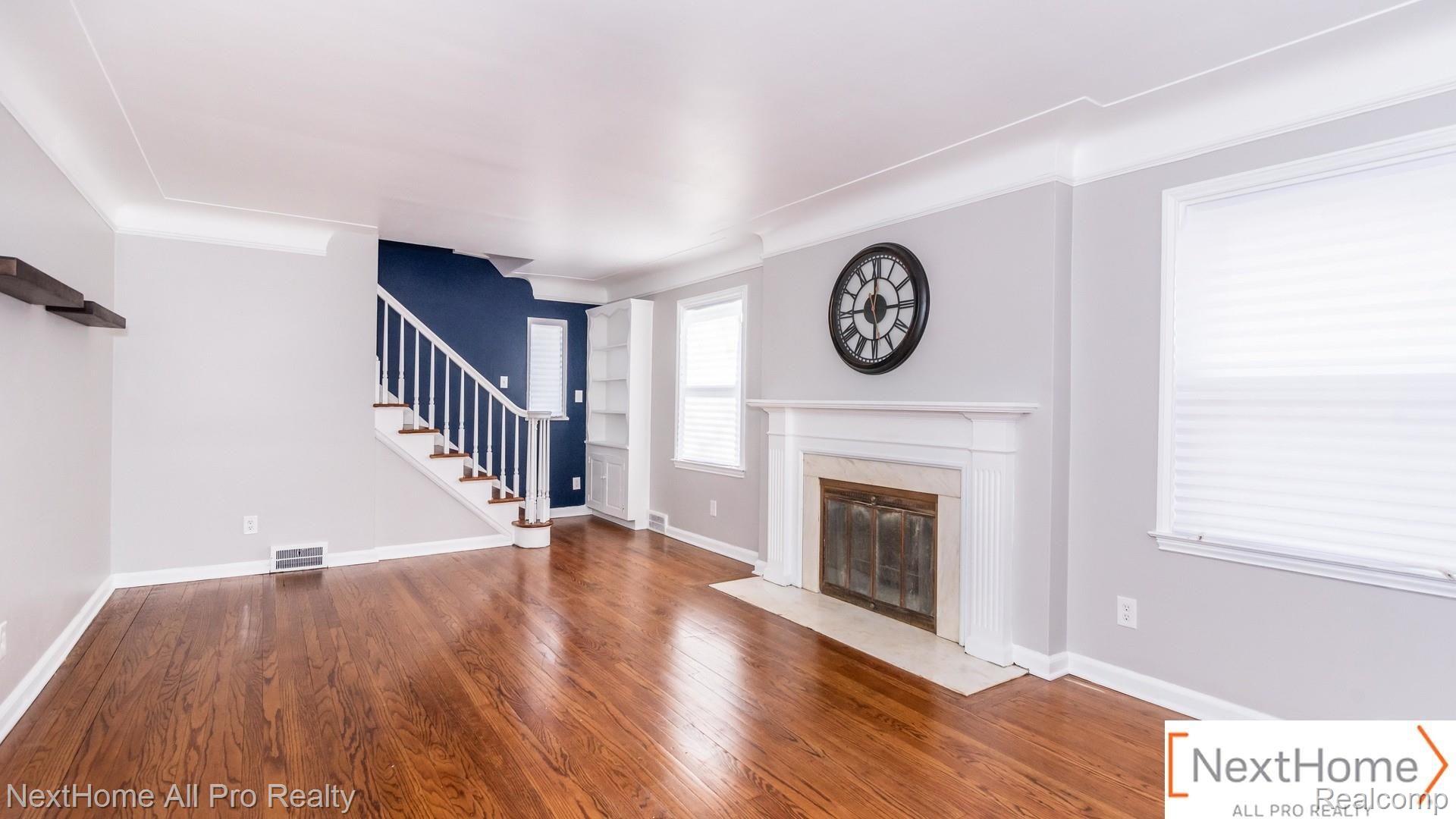 17134 Huntington Road Detroit, MI 48219 - Photo 11 of 32 Living Room