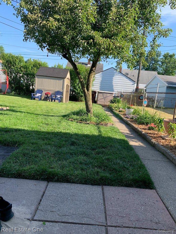8100 Coolidge Avenue Center Line, MI 48015 - Photo 23 of 25 Beautiful flowered back yard.