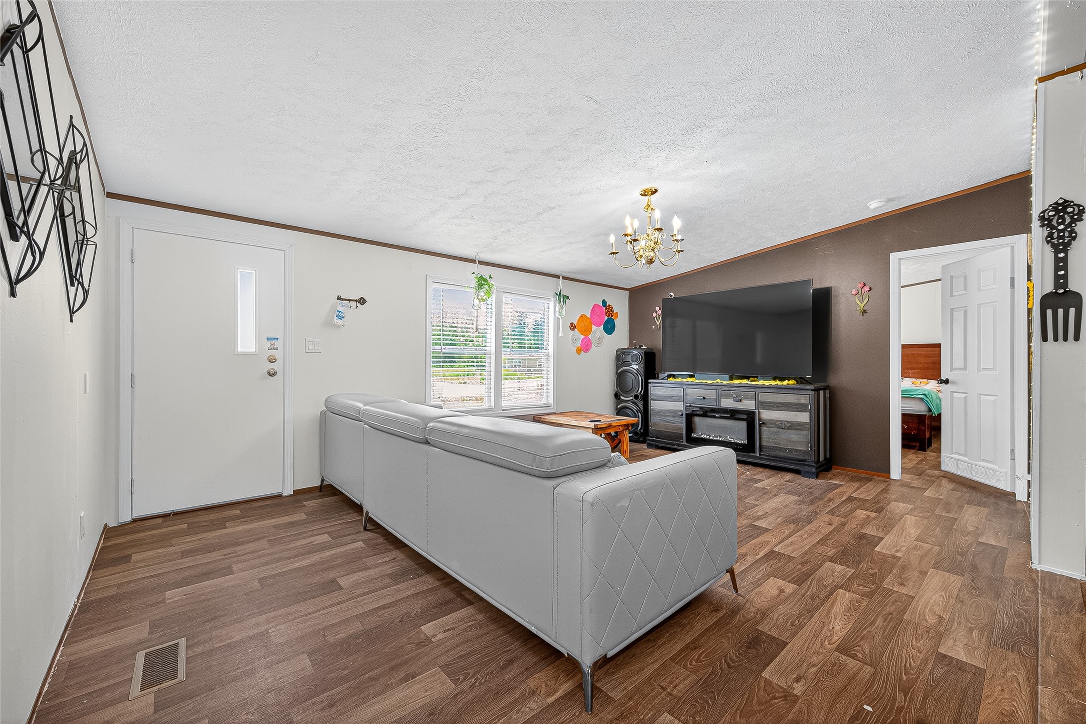 12514 County Road 3740 Cleveland, TX 77327 - Photo 12 of 31 a living room with furniture and a flat screen tv