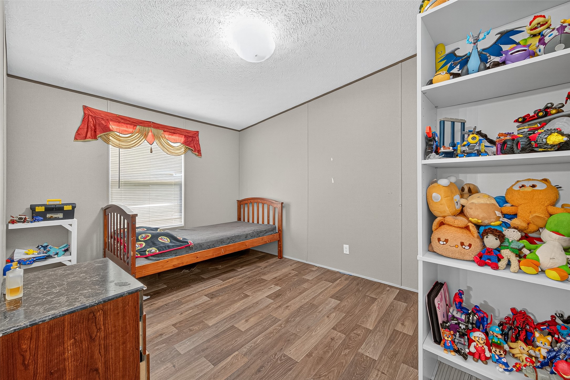 12514 County Road 3740 Cleveland, TX 77327 - Photo 16 of 31 a bedroom with toys and wooden floor