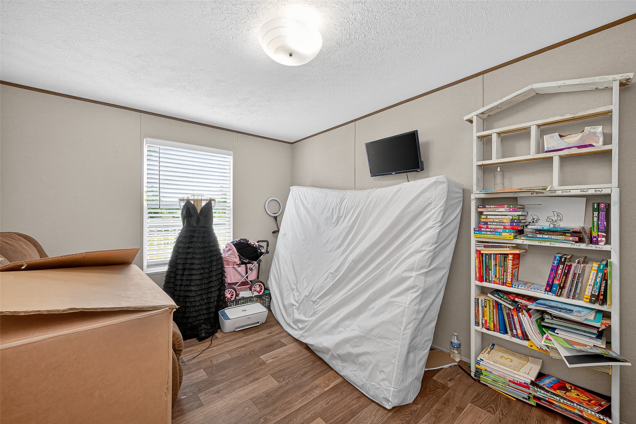 12514 County Road 3740 Cleveland, TX 77327 - Photo 18 of 31 a living room with furniture and a book shelf