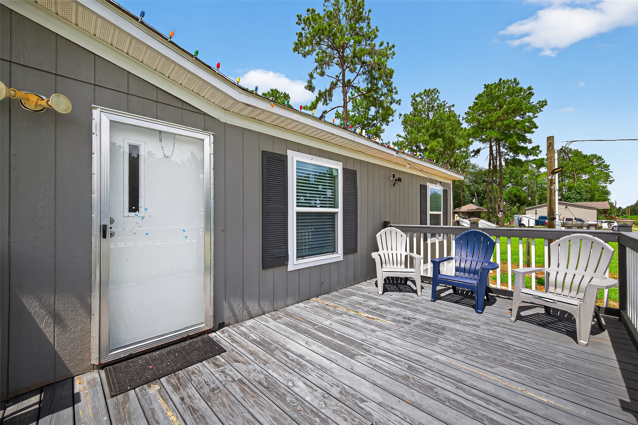 12514 County Road 3740 Cleveland, TX 77327 - Photo 4 of 31 a balcony view with a seating space