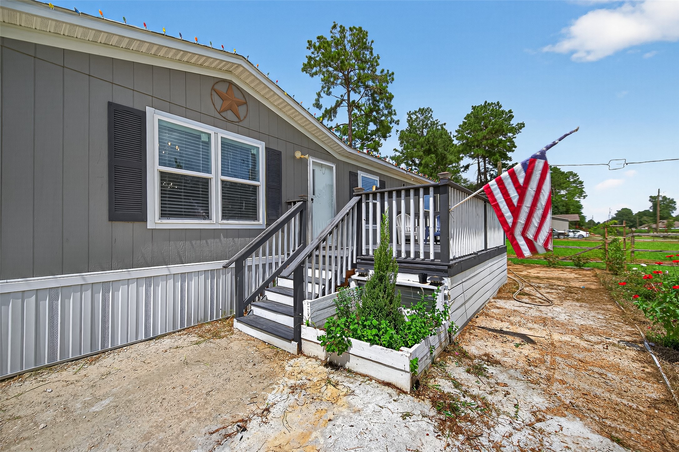 12514 County Road 3740 Cleveland, TX 77327 - Photo 5 of 31 a view of entryway with a yard