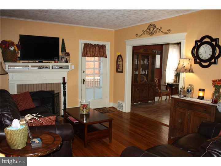 371 Sunset Road Reading, PA 19611 - Photo 2 of 10 Living Room