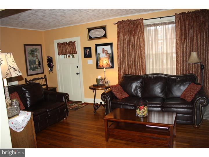 371 Sunset Road Reading, PA 19611 - Photo 3 of 10 Living Room