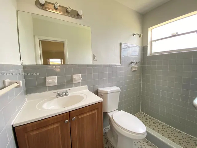 $432,400 | 1121 Northeast 214th Street, Miami, FL 33179