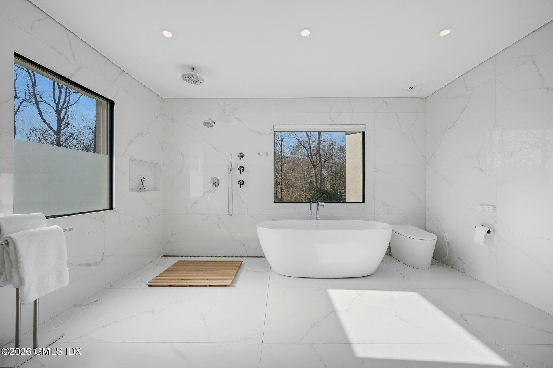 25 Wildwood Road Stamford, CT 06903 - Photo 23 of 42 Primary bath tub