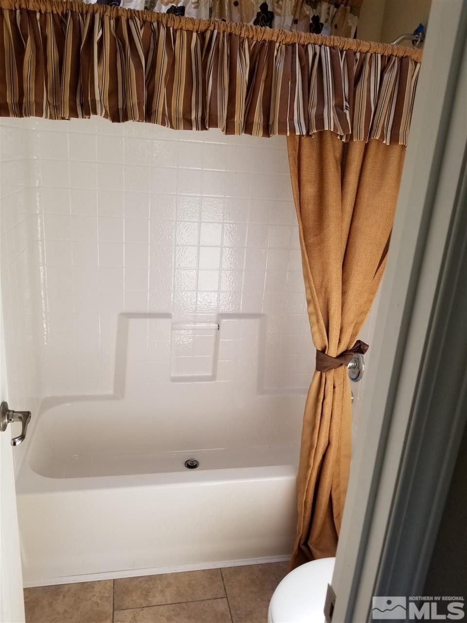 172 Hoge Road Reno, NV 89506 - Photo 9 of 17 a bathroom with a bathtub